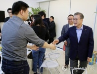 젊은 벤처 기업인과 악수하는 문 대통령