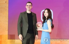 포즈 취하는 아담 모세리 인스타그램 대표-배우 김소현