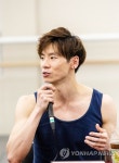 인터뷰하는 유니버설발레단 량시화이