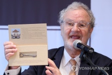 반 고흐의 꿈 프로젝트 소개하는 도미니크 얀센