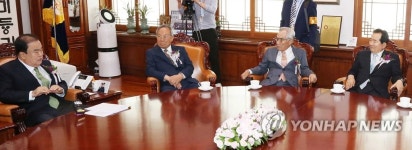 전직 국회의장과 환담하는 문희상 의장