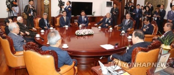 전직 국회의장과 환담하는 문희상 의장