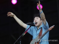 시원한 공연 펼치는 가수 장범준