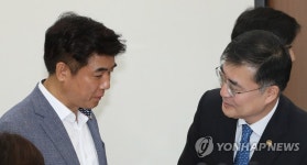 이야기하는 김병욱 의원과 손병두 금융위 부위원장