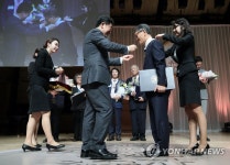 은관문화훈장 수상하는 나덕성 교수