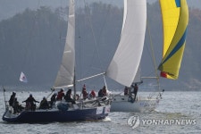 요트를 조종하는 선수들