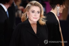 카트린 드뇌브, 촬영 도중 뇌졸중…치료 후 회복중