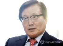 인터뷰 하는 김충식 교수