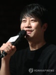인사말 하는 민준호 연출