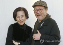 연극 무대 앞둔 원로배우 신구-손숙