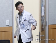 회의실 들어오는 이국종 교수