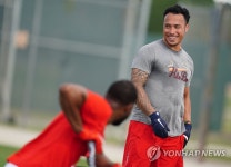 이야기 나누는 웡과 파울러