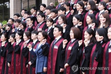 신임 검사와 기념촬영 하는 추미애 장관