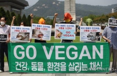 "바다 동물 착취 행위 중단!"