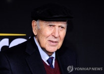 미국 TV 코미디물 개척자 칼 라이너 별세