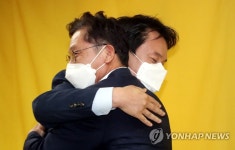 포옹하는 김종철 정의당 신임 당대표