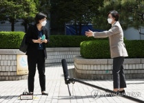 입장 발표 준비하는 이상희 변호사와 이나영 이사장