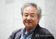 카메라 응시하는 배우 정동환