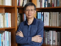 포즈 취하는 김명호 전 서울대 교수