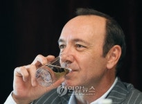 영국 검찰, 케빈 스페이시 남성 3명 상대 성폭력 혐의로 기소