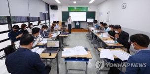 6월 모의고사 문제분석하는 학원 강사들