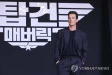 포즈 취하는 마일스 텔러