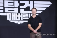포즈 취하는 글렌 파월