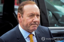 배우 케빈 스페이시, 영국서 동성 성범죄 혐의 추가