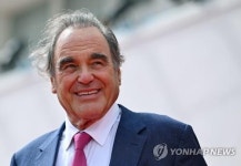다보스 찾은 올리버 스톤…"탄소저감 대안"이라며 원전 옹호
