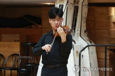 연주에 집중하는 공민배 군