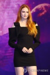 포즈 취하는 캐런 길런
