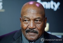 美 스타 풋볼선수·배우 짐 브라운 별세…향년 87세