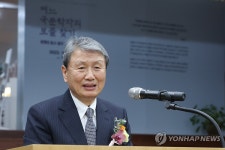 인사말하는 권영민 서울대 명예교수