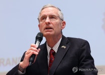 질문에 답하는 브루스 베넷 선임연구원