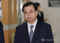 법원 출석하는 서훈 전 국가정보원장