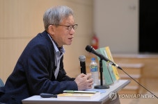 질문에 답하는 유홍준 교수