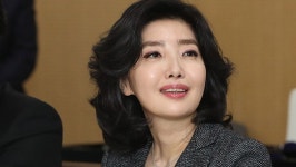 의사 겸 방송인 여에스더, 전직 식약처 과장에 고발 당해