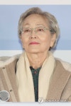 질문 듣는 배우 김영옥