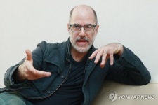 인터뷰하는 제프 소벨
