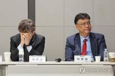 오세옥 교수협의회장 발표 듣는 김종일 교수협의회장-이병철 변호사