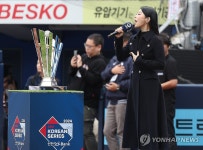 한국시리즈 4차전서 애국가 부르는 뮤지컬 배우 리사