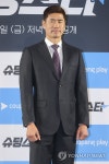 포즈 취하는 설기현 코치
