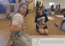 인터뷰하는 베라와 클라라