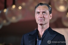 英배우 주드 로, 새영화서 푸틴 역…"에베레스트산 오르는 느낌"