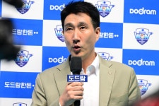 남자배구 한국전력, 권영민 감독과 재계약…"도약 준비하겠다"