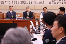 질문에 답변하는 서석호 변호사
