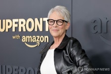 할리우드 배우 커티스 "25세때 외모 지적당한 후 성형…너무 후회"