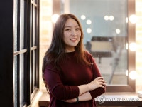 포즈 취하는 마리아 킴