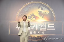포즈 취하는 조너선 베일리