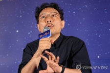 질문에 답하는 장성호 감독